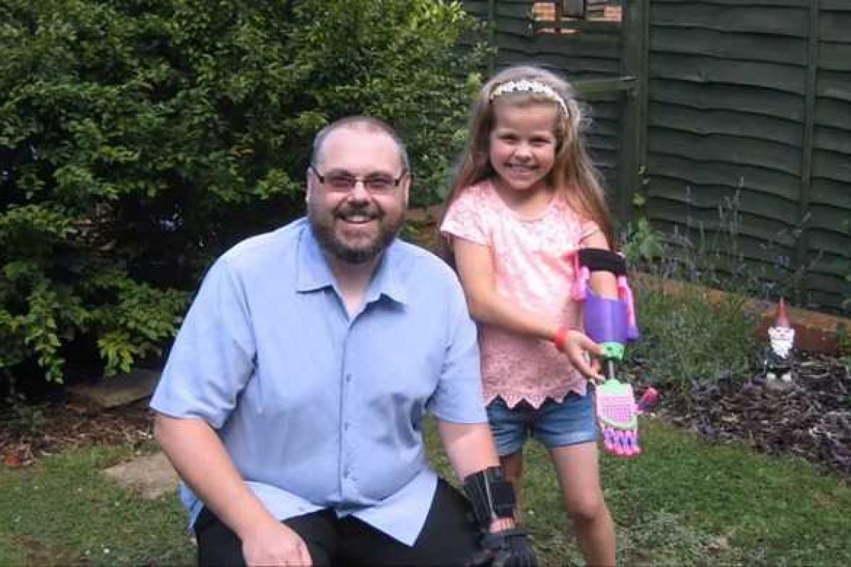 Девочка-инвалид получила от волонтеров бесценный подарок - 3D-протез руки Девочка-инвалид получила от волонтеров бесценный подарок - 3D-протез руки