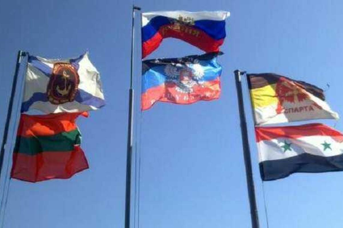 В небе над оккупированным Донецком развевается флаг Сирии  В небе над оккупированным Донецком развевается флаг Сирии