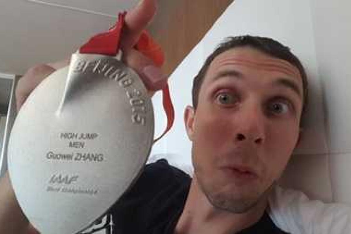 Украинского призера чемпионата мира по легкой атлетике наградили чужой медалью Украинского призера чемпионата мира по легкой атлетике наградили чужой медалью