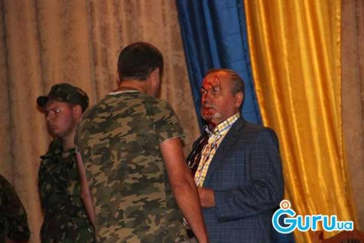 На Львовщине экс-спикер Кучмы "умылся кровью", благодаря активистам "ПС" На Львовщине экс-спикер Кучмы "умылся кровью", благодаря активистам "ПС"