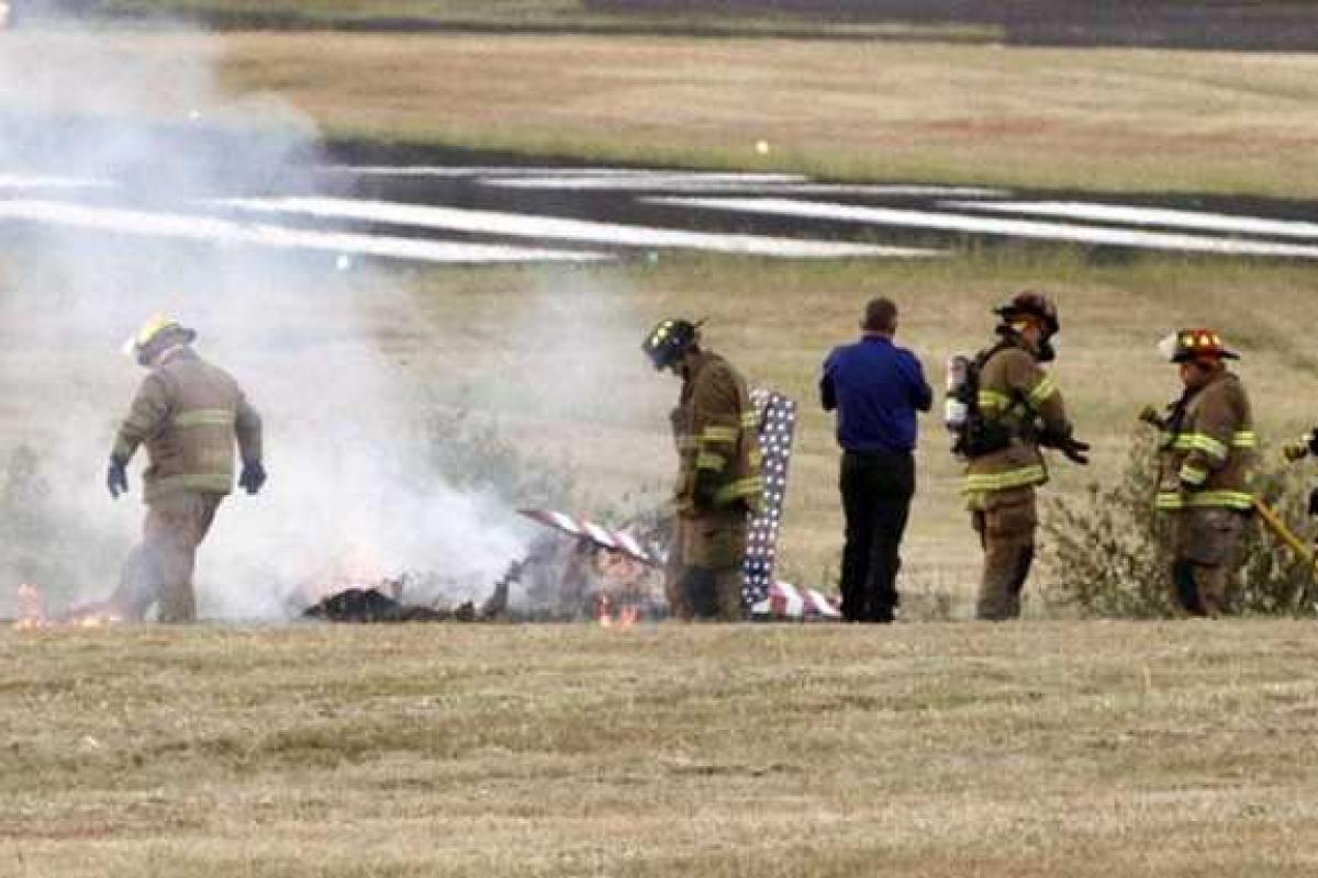 В США самолет рухнул возле школьного стадиона В США самолет рухнул возле школьного стадиона