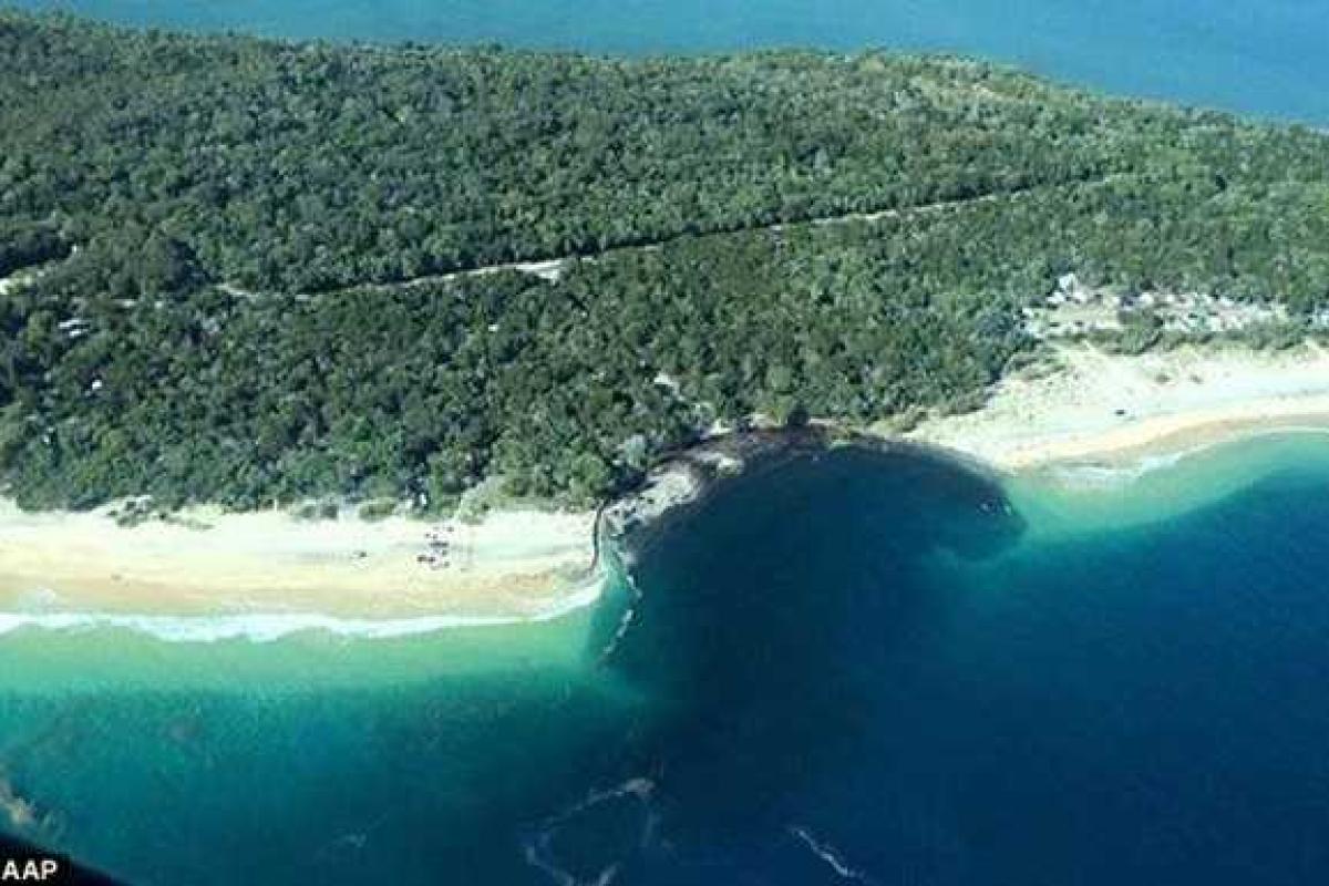 Жуткие сюрпризы природы: гигантская воронка уничтожила пляж-кемпинг в Австралии Жуткие сюрпризы природы: гигантская воронка уничтожила пляж-кемпинг в Австралии