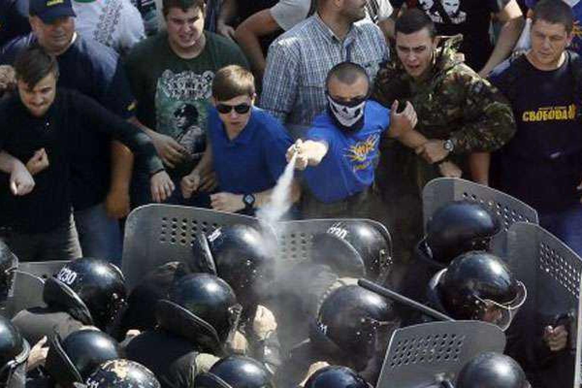 Бойцам Нацгвардии, которые держали оборону по стенами ВР, выплатят премию Бойцам Нацгвардии, которые держали оборону по стенами ВР, выплатят премию