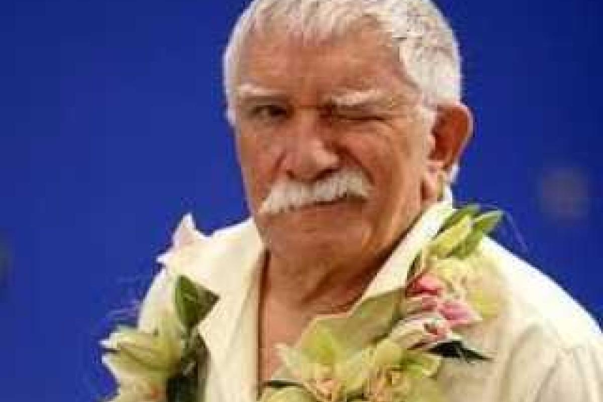 Армен Джигарханян вывел в свет молодую любовницу Армен Джигарханян вывел в свет молодую любовницу