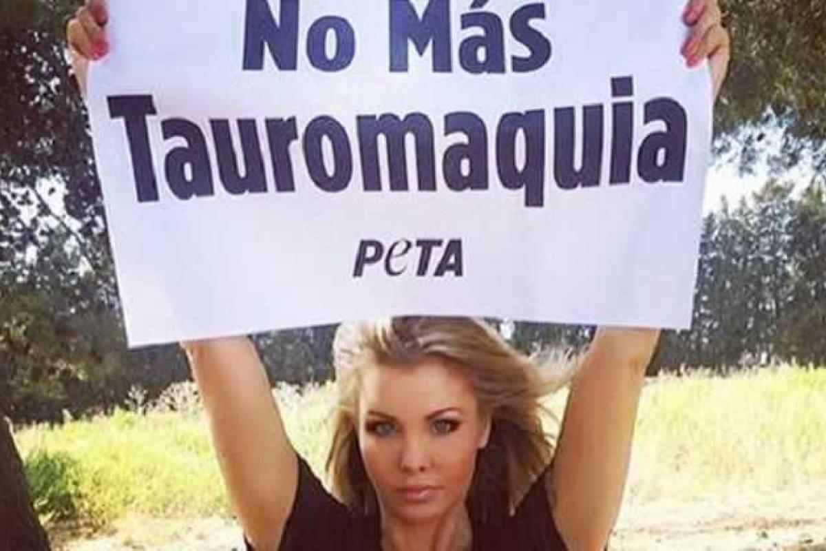 Шведская порнозвезда, протестуя против убийства быков, выбежала на поле для корриды