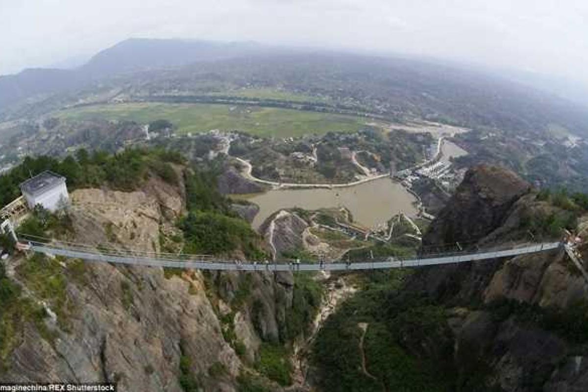 Экстремалам на заметку: в Китае открыли первый в мире подвесной стеклянный мост 
