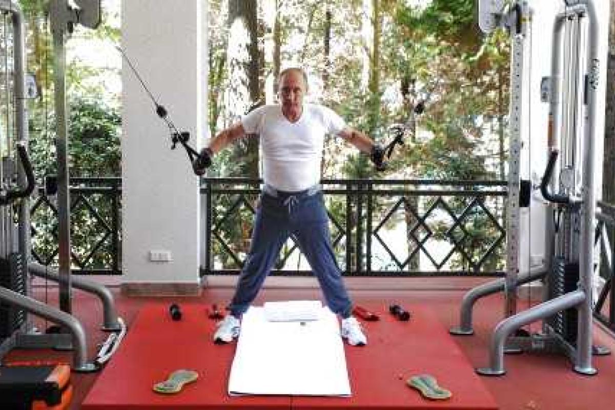 У "загибающихся" россиян появился вопрос: сколько стоят спортивные штаны как у Путина? У "загибающихся" россиян появился вопрос: сколько стоят спортивные штаны как у Путина?