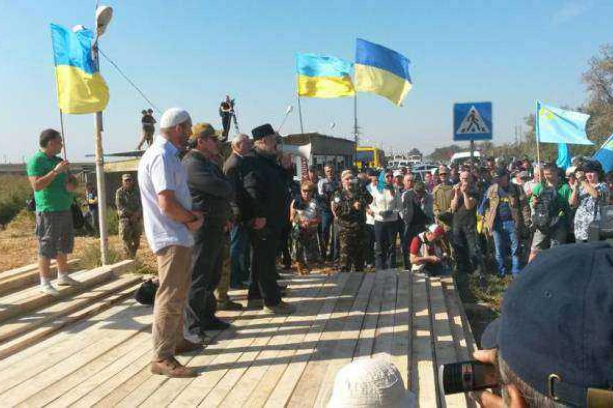 Командир ДУК "Правый сектор" считает, что продолжением блокады должно стать отключение Крыму света и воды Командир ДУК "Правый сектор" считает, что продолжением блокады должно стать отключение Крыму света и воды