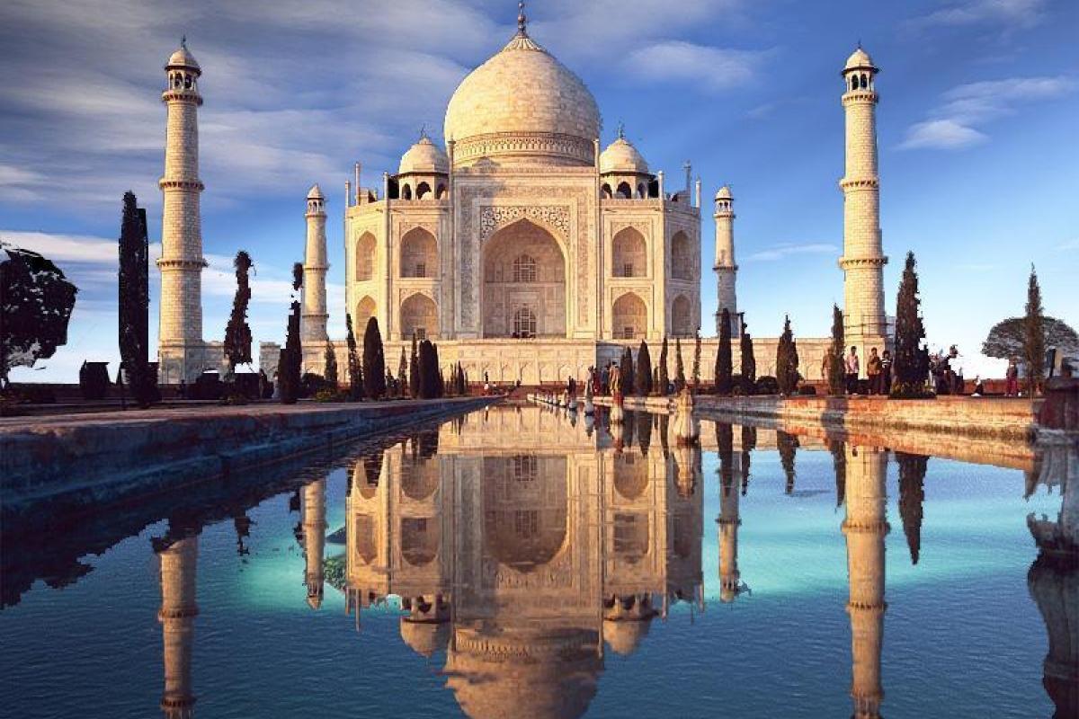 Фатальный снимок: японский турист погиб на ступенях Тадж-Махала при попытке сделать селфи Фатальный снимок: японский турист погиб на ступенях Тадж-Махала при попытке сделать селфи