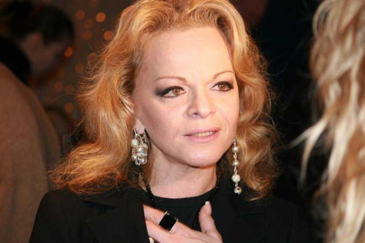 Лариса Долина вывела в свет 3-летнюю внучку