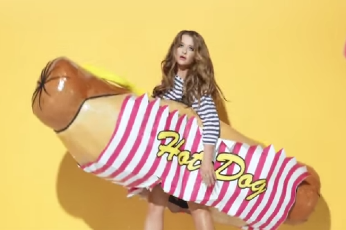 Новый креативный клип в стиле "фешен-стеб" от Натальи Могилевской 