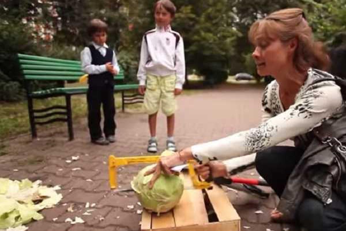 Видео эксперимента: москвичи срывают зло и дурость на импортных невинных овощах Видео эксперимента: москвичи срывают зло и дурость на импортных невинных овощах