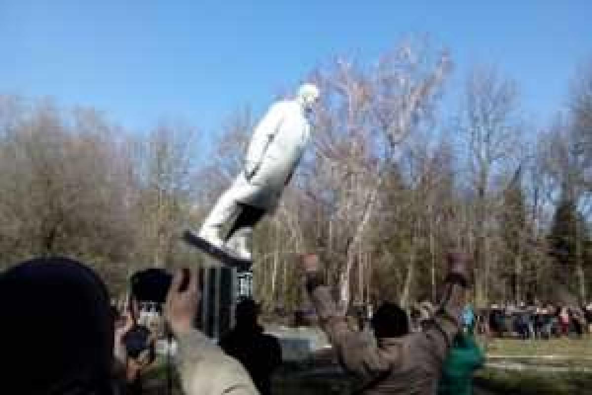 В Днепропетровске решили не уничтожать памятники советской эпохи, а создать "парк колонизаторов" В Днепропетровске решили не уничтожать памятники советской эпохи, а создать "парк колонизаторов"