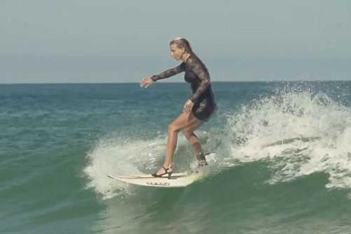 В Сети появиллось видео гламурного катания по волнам молодой серфингистки на каблуках В Сети появиллось видео гламурного катания по волнам молодой серфингистки на каблуках