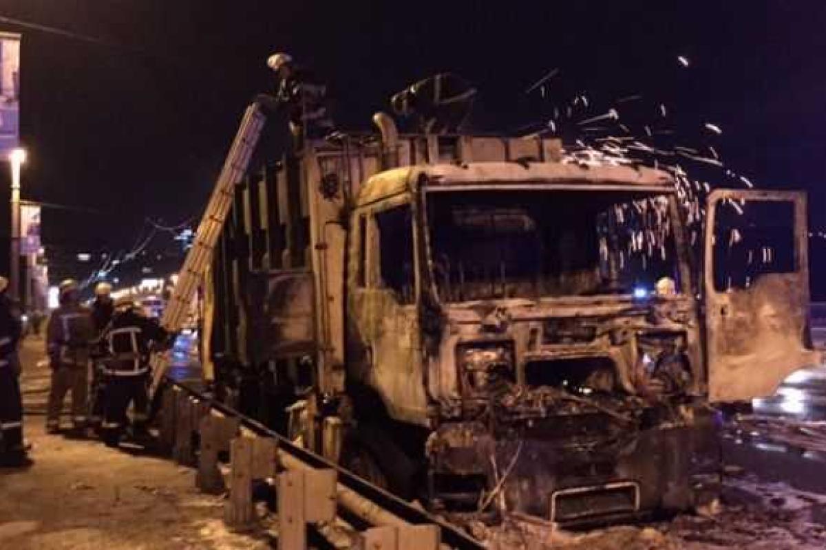 В Киеве спасатели тушили мусоровоз: машина сгорела полностью, повредив линии электропередач В Киеве спасатели тушили мусоровоз: машина сгорела полностью, повредив линии электропередач
