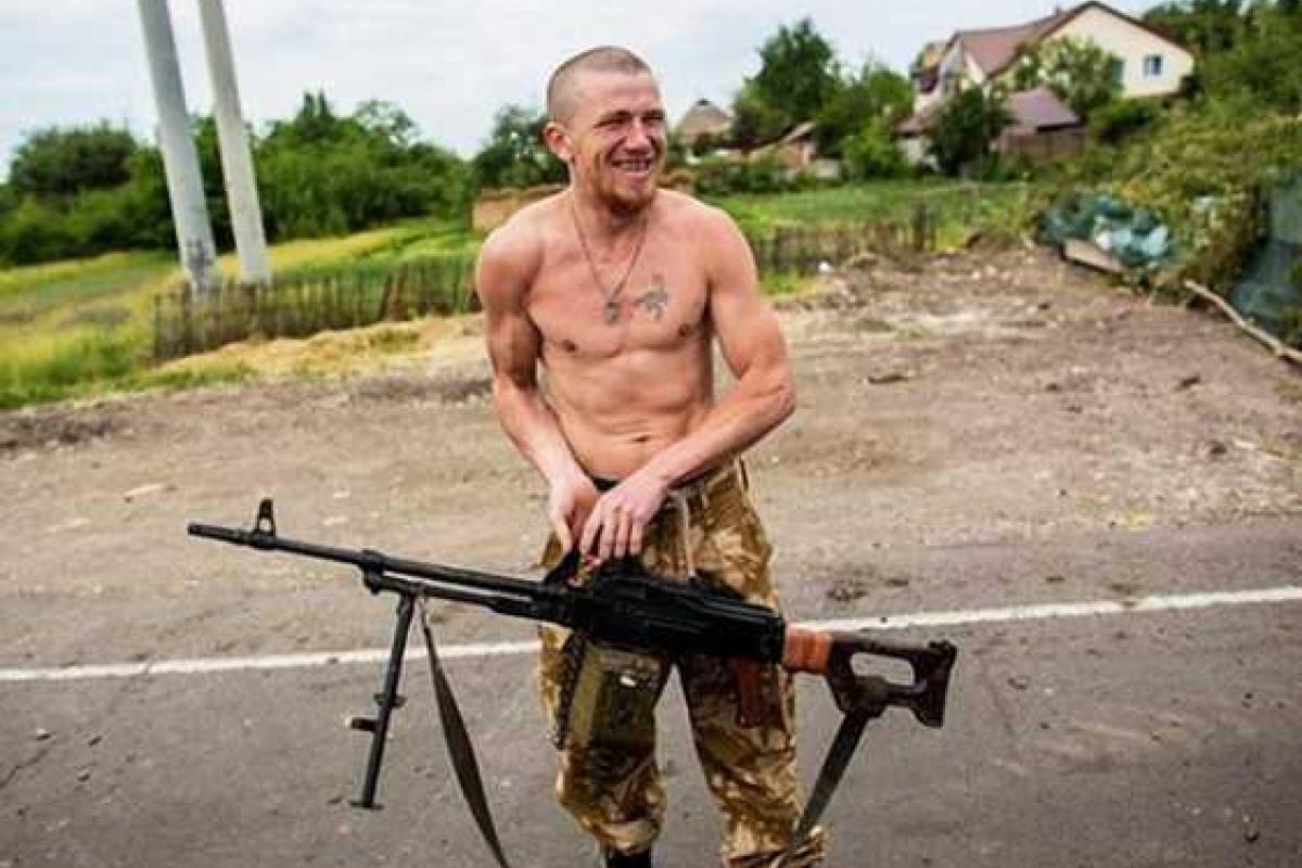 Боевик "Моторола" на камеру поупражнялся в стрельбе, выразив при этом поддержку арабской армии в Сирии  Боевик "Моторола" на камеру поупражнялся в стрельбе, выразив при этом поддержку арабской армии в Сирии
