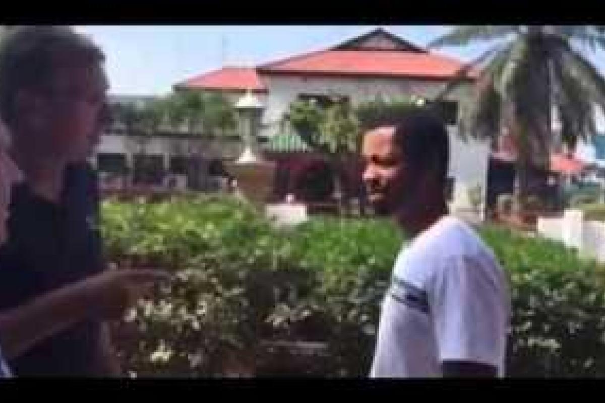 Новый хит "рвет" интернет: житель Ганы ответил российским туристам на украинском языке: "Я з москалями не балакаю!"