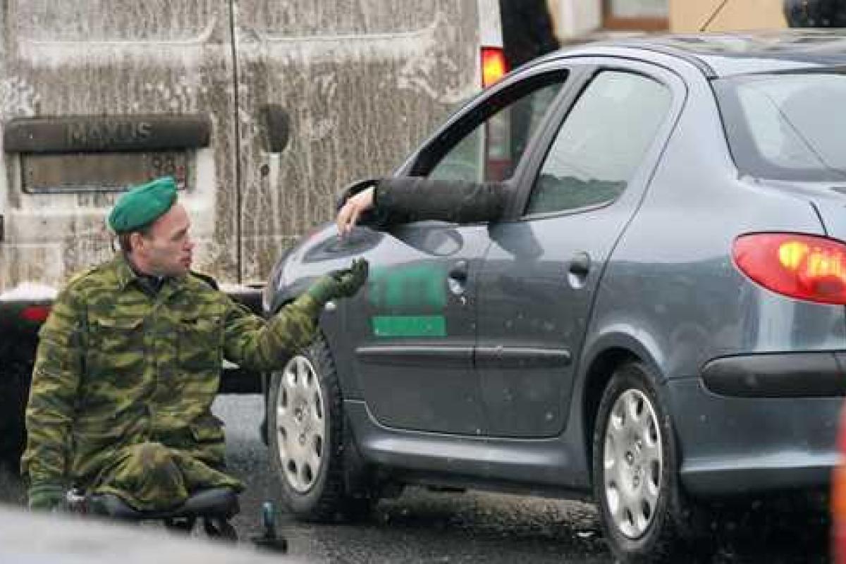 В России хотят "наказать рублем" уличных попрошаек, облачившихся в военную форму В России хотят "наказать рублем" уличных попрошаек, облачившихся в военную форму
