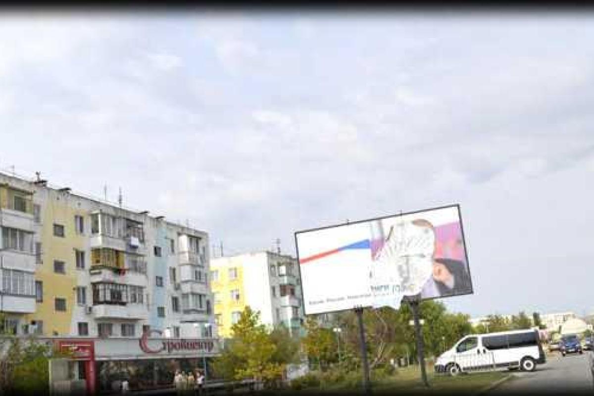 Большой привет Путину от "благодарных" керченцев: на билборде красуется "подправленный" портрет вождя РФ 