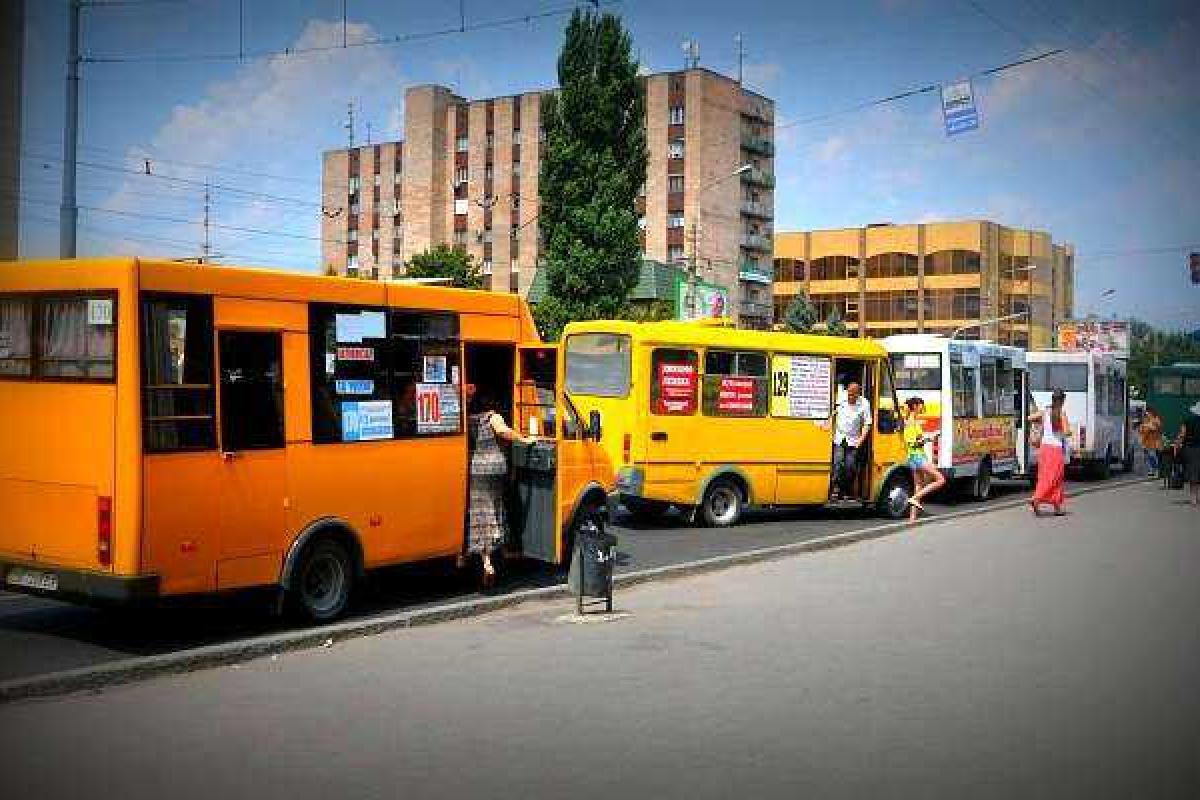 Власти Луганска разводят руками: не удается призвать к порядку непокорных водителей маршруток Власти Луганска разводят руками: не удается призвать к порядку непокорных водителей маршруток