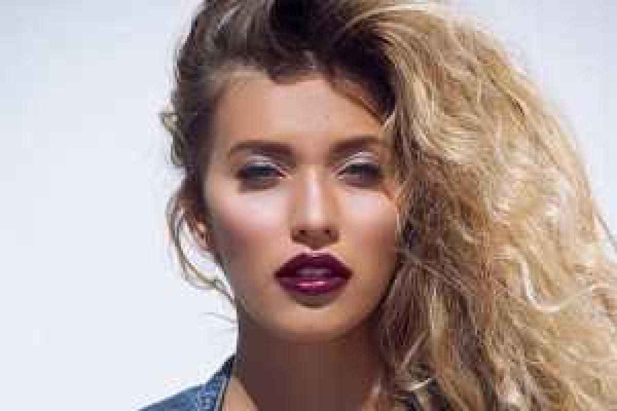 Украинская телеведущая принимает участие в музыкальном российском телешоу "Голос"