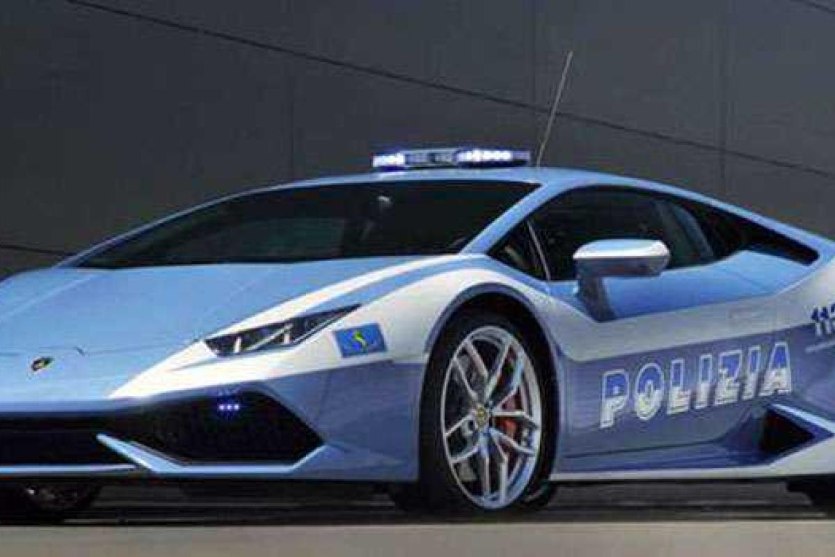 Столичные патрульные полицейские будут патрулировать город на шикарном спорткаре Столичные патрульные полицейские будут патрулировать город на шикарном спорткаре