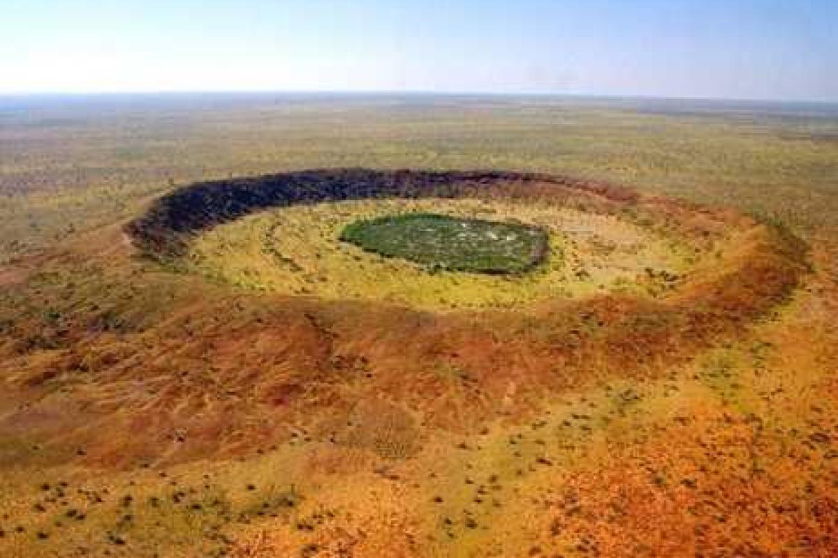 Геологи обнаружили два гигантских кратера от метеоритов в Швеции Геологи обнаружили два гигантских кратера от метеоритов в Швеции