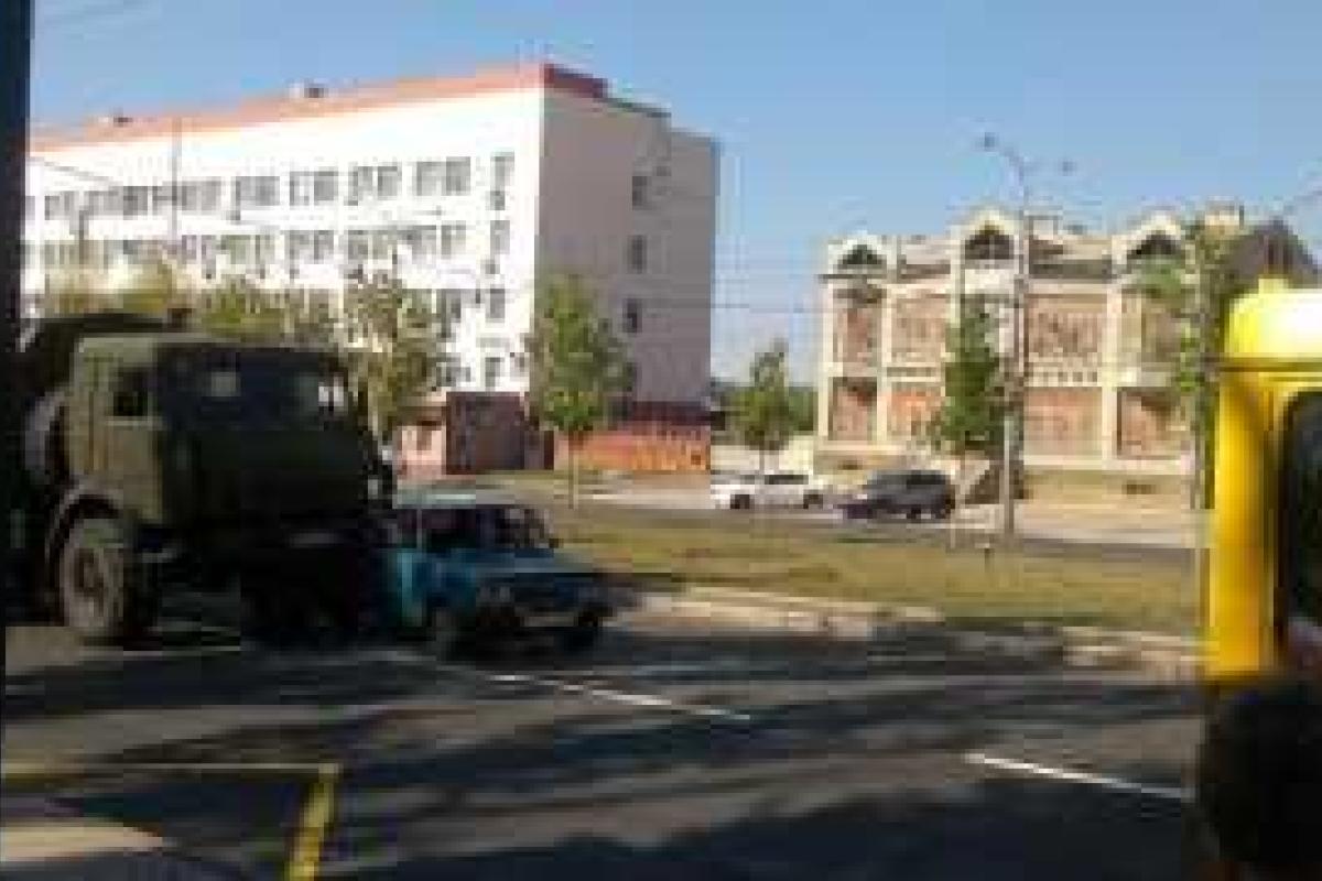 В Донецке вновь не поделили дорогу военный грузовик и легковушка В Донецке вновь не поделили дорогу военный грузовик и легковушка