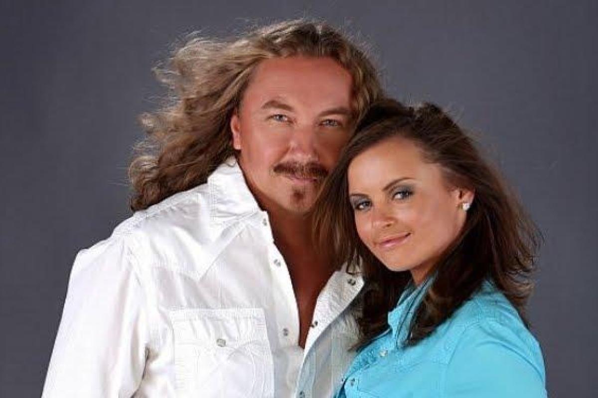 Игорь Николаев гордо и нежно оберегает беременную жену