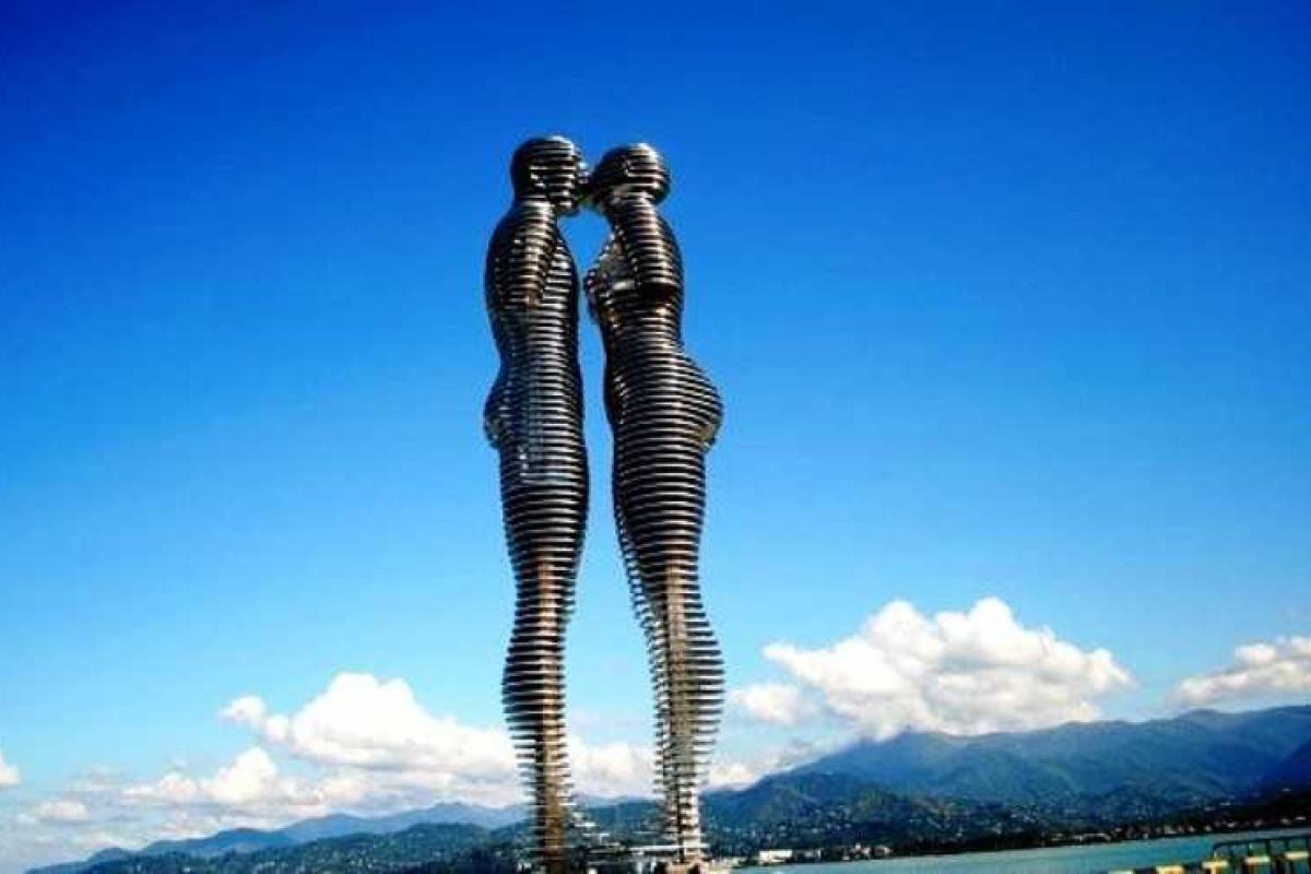 Знаменитая в Батуми разрушенная статуя "Али и Нино" вновь восстановлена Знаменитая в Батуми разрушенная статуя "Али и Нино" вновь восстановлена