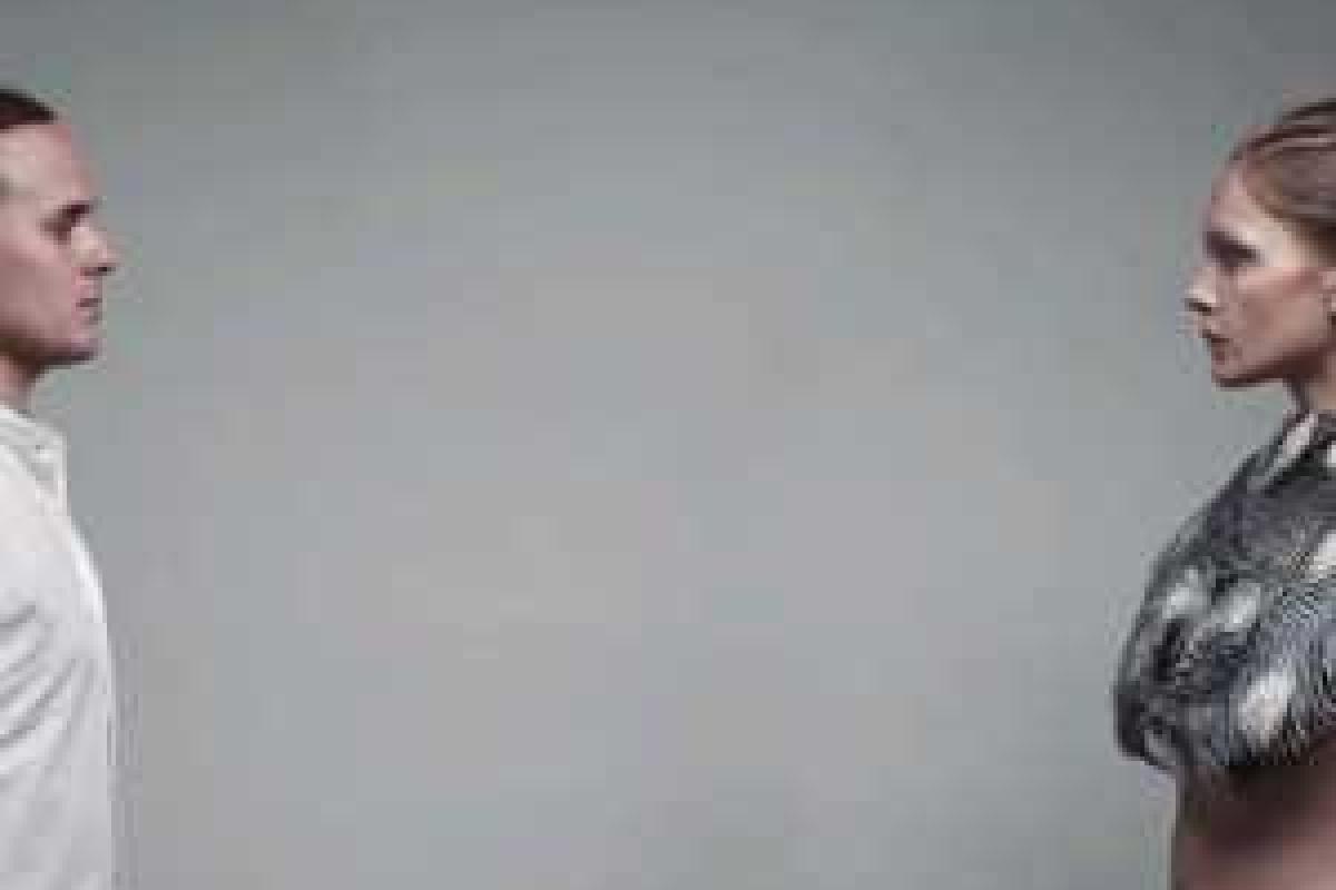 Удивительное рядом: американский дизайнер изобрела одежду, "отвечающую" на взгляды мужчин