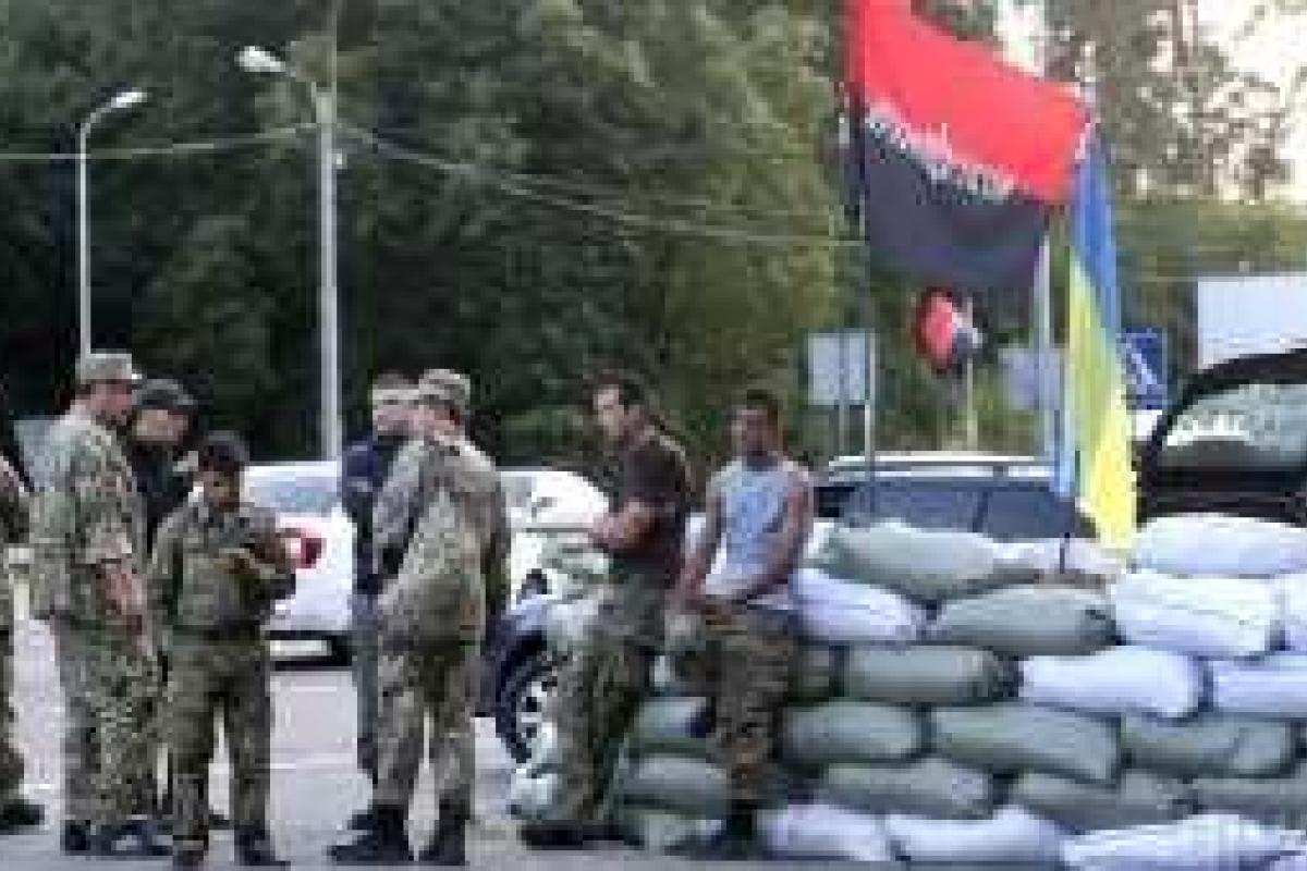 Накал нарастает: у водителей, прорывающихся через "крымскую" блокаду, сдают нервы Накал нарастает: у водителей, прорывающихся через "крымскую" блокаду, сдают нервы