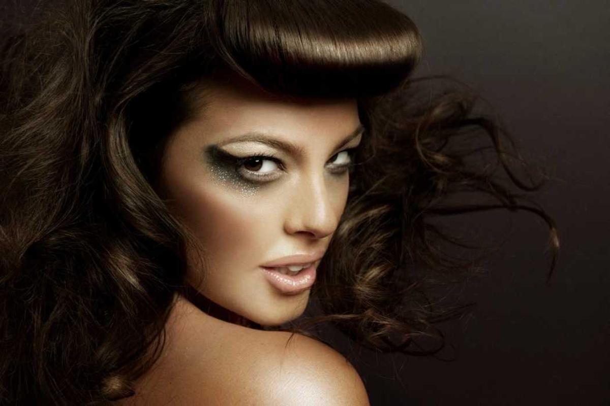 Пышнотелая модель снялась в рекламе сексуального нижнего белья 