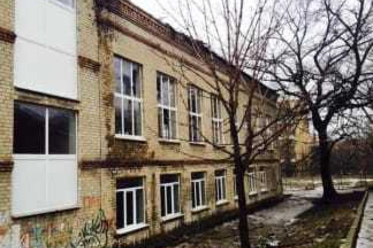 На территории донецкой школы прогремел взрыв: соцсети гадают - виноват неумелый боевик или партизаны На территории донецкой школы прогремел взрыв: соцсети гадают - виноват неумелый боевик или партизаны