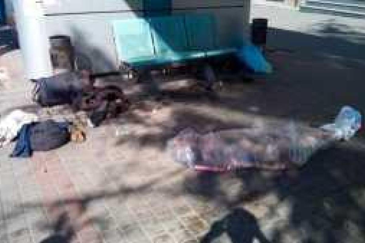 Жуткий "розыгрыш": харьковские милиционеры с радостью наблюдали, как люди шарахаются от трупа бомжа Жуткий "розыгрыш": харьковские милиционеры с радостью наблюдали, как люди шарахаются от трупа бомжа