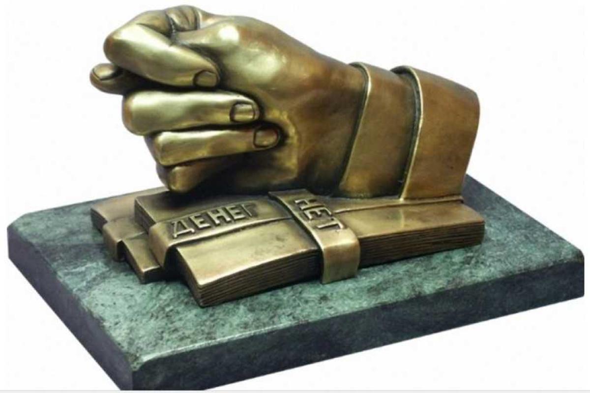 Россия тратит на войну миллиарды, а россияне получают зарплату едой, кирпичом и "натурой" Россия тратит на войну миллиарды, а россияне получают зарплату едой, кирпичом и "натурой"