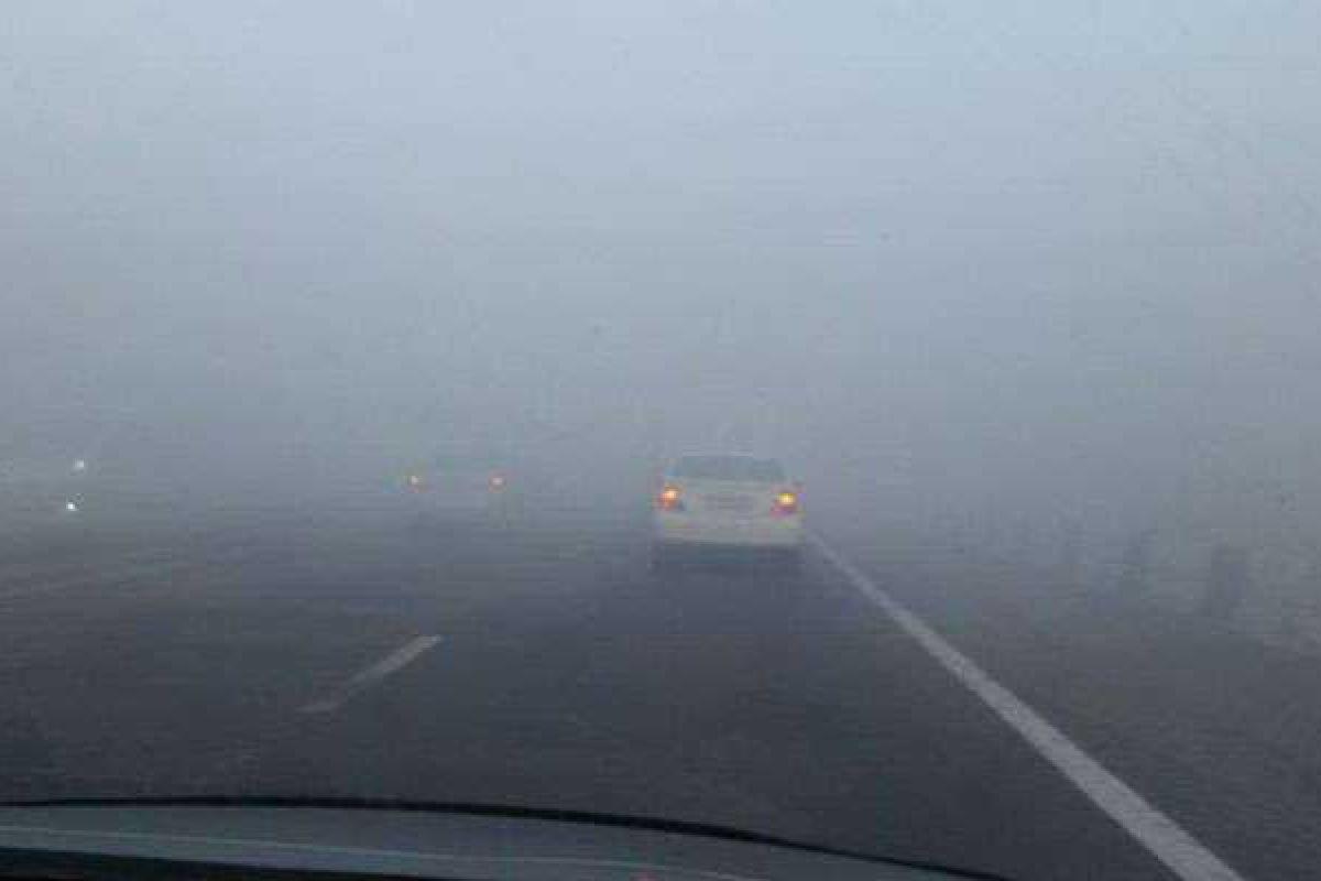 На Киевщине водители, как в туманном Альбионе, ездят "на ощупь" На Киевщине водители, как в туманном Альбионе, ездят "на ощупь"