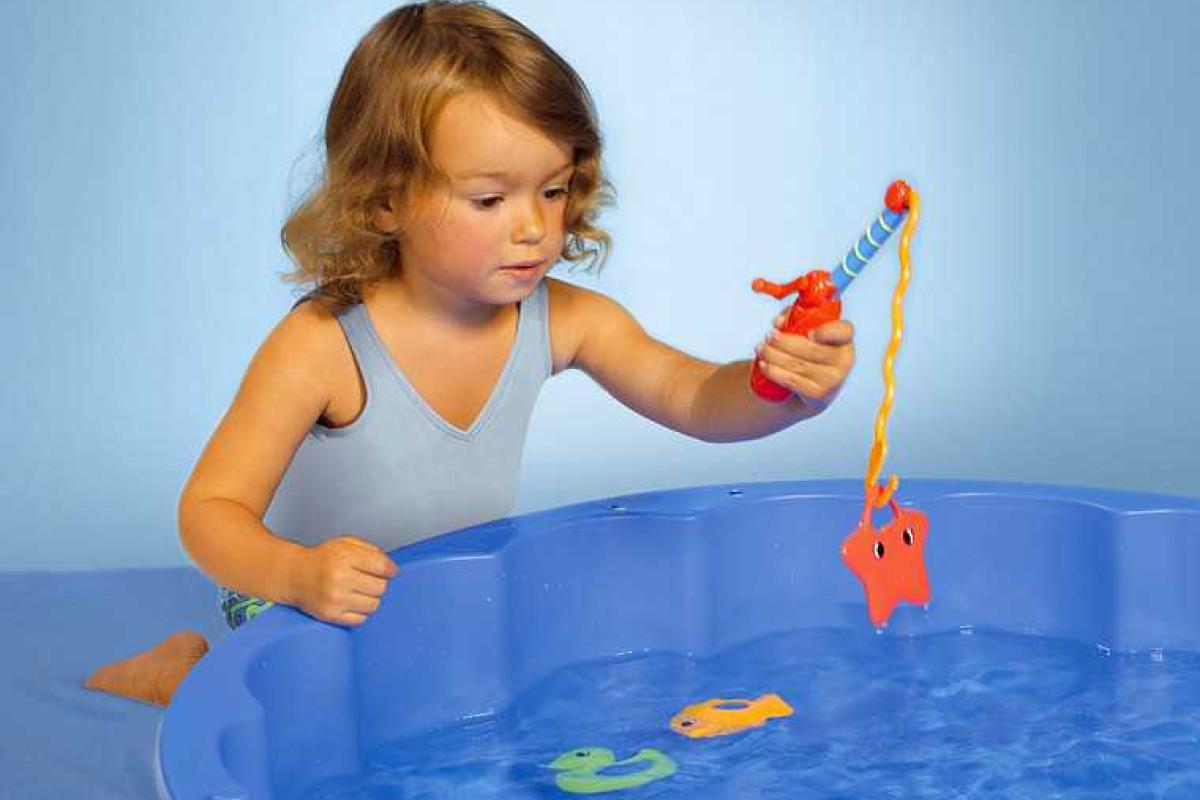 Удивительный улов: юная рыбачка на игрушечную удочку поймала огромную рыбу