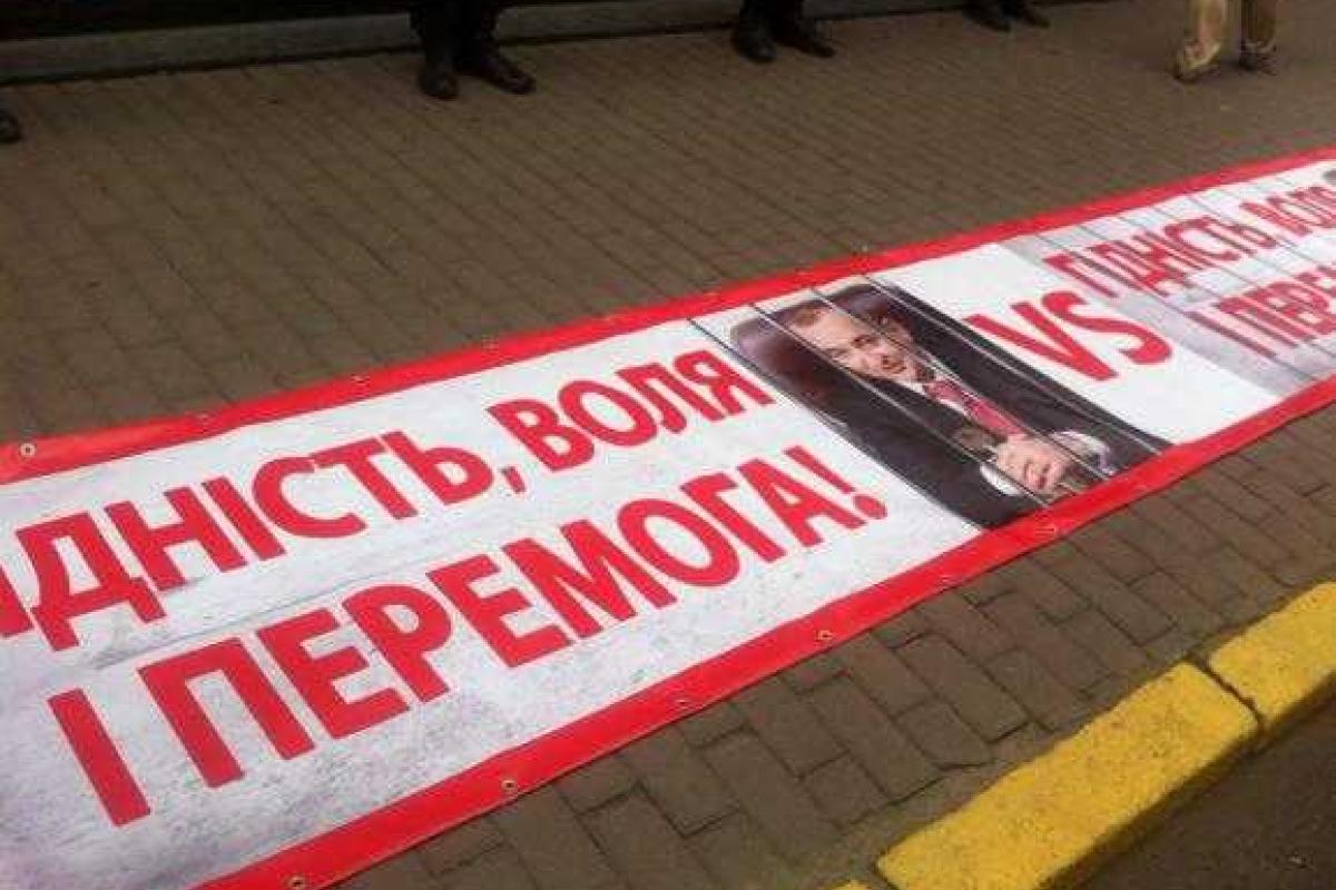 Под Генпрокуратурой прошла громкая акция: активисты требуют отставки Матиоса