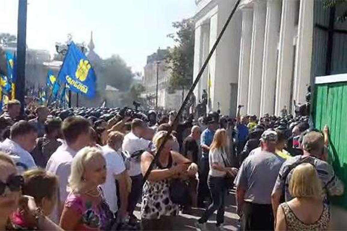 Опубликовано видеодоказательство участия нардепа Фарион в "битве" под стенами Рады Опубликовано видеодоказательство участия нардепа Фарион в "битве" под стенами Рады