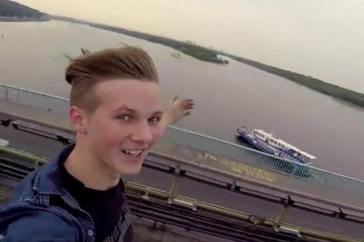 Соцсети взорвал ролик киевского экстремала об опасной поездке на крыше вагона метро