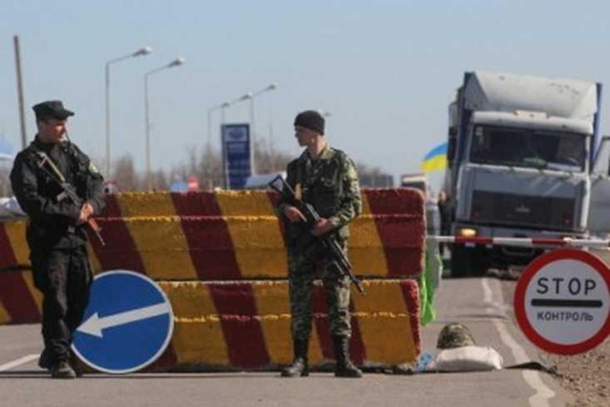 На блокпосту "Лисичанск-Горское" во время проверки документов выявили пособницу боевиков "ЛНР" На блокпосту "Лисичанск-Горское" во время проверки документов выявили пособницу боевиков "ЛНР"