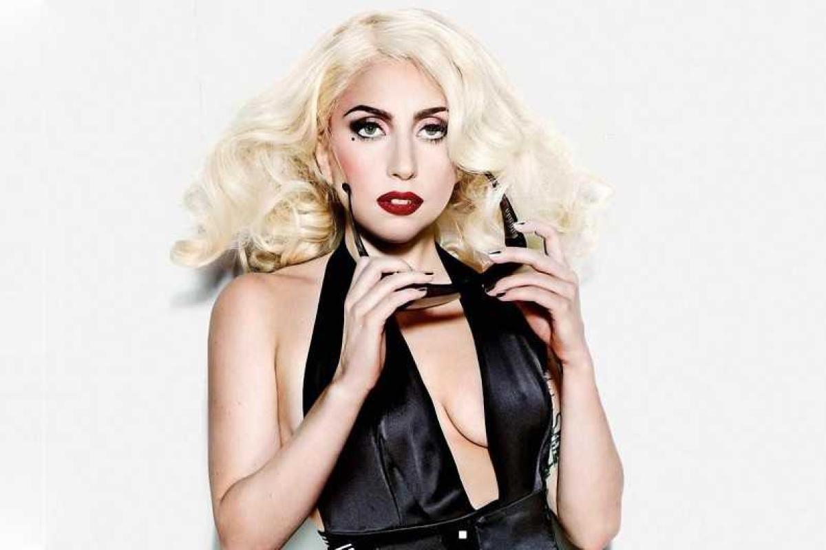 Леди Гага вышла в свет в "убийственных" босоножках