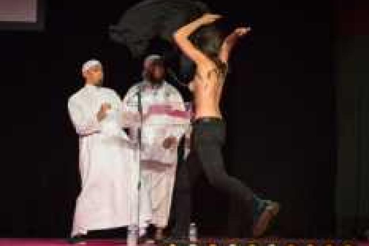 Активистки Femen в Париже "нарвались" на рассвирепевших мужчин-мусульман Активистки Femen в Париже "нарвались" на рассвирепевших мужчин-мусульман