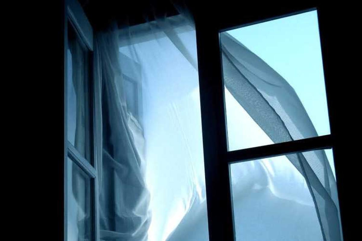 Страшная смерть: в Днепропетровске 9-летний мальчик бросился из окна 8 этажа