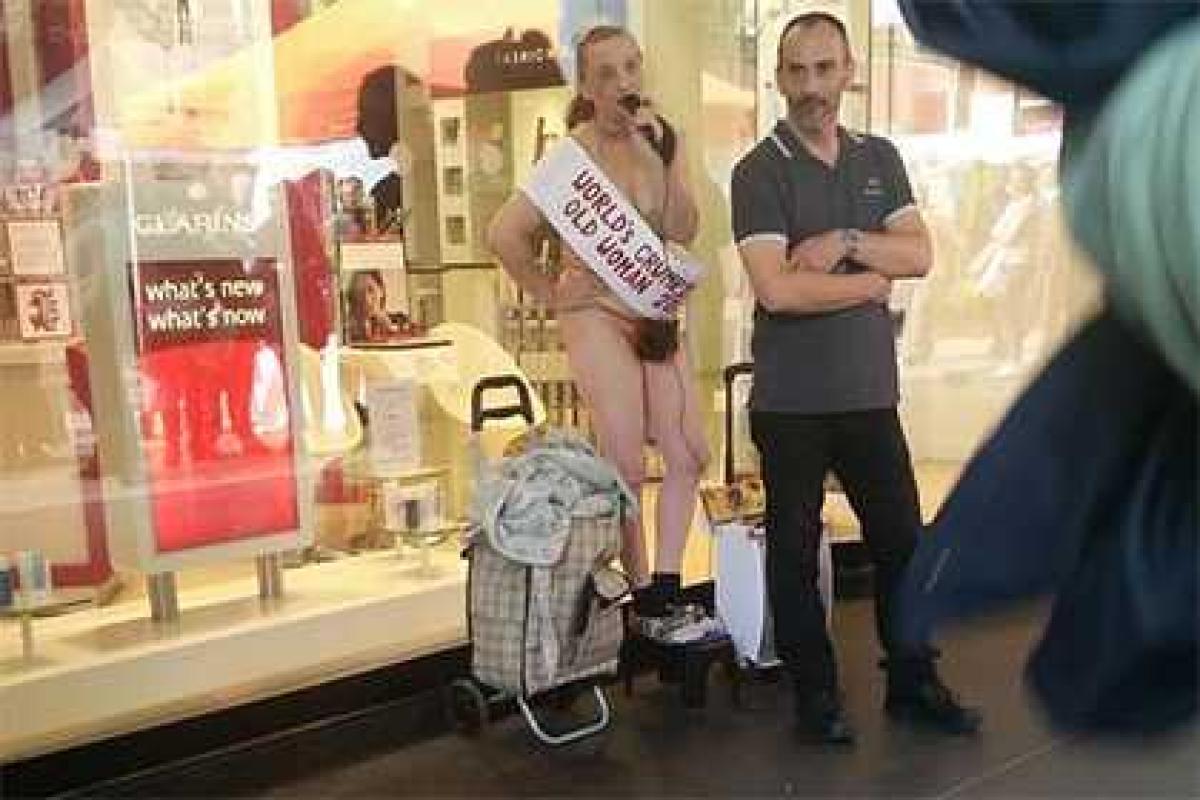 Экс-стриптизерша устроила обнаженную акцию протеста в поддержку мигрантов