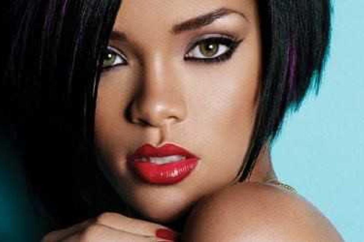 Рианна сменила масть: певица стала синеволосой