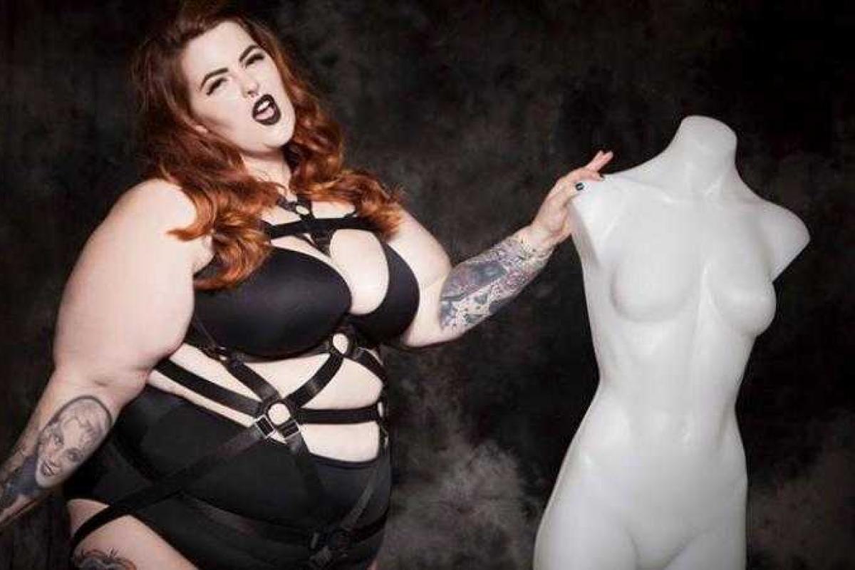 Самая обсуждаемая модель plus-size собирает "лайки" под своим обнаженным фото 