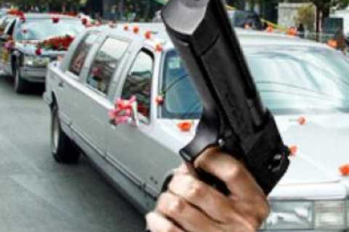 В Адыгее кортежи молодоженов отныне будет "преследовать" подразделение "свадебной полиции" с аэростатами В Адыгее кортежи молодоженов отныне будет "преследовать" подразделение "свадебной полиции" с аэростатами