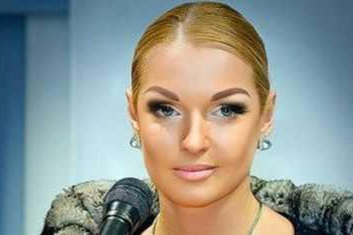 Анастасия Волочкова похвасталась новым фото, а заодно и роскошной царской кроватью